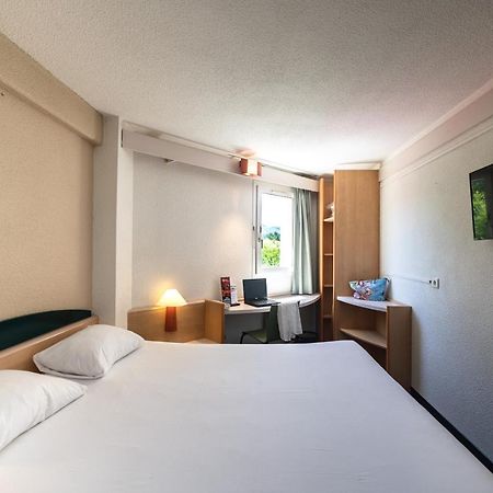 Hotel Ibis Autun Bagian luar foto
