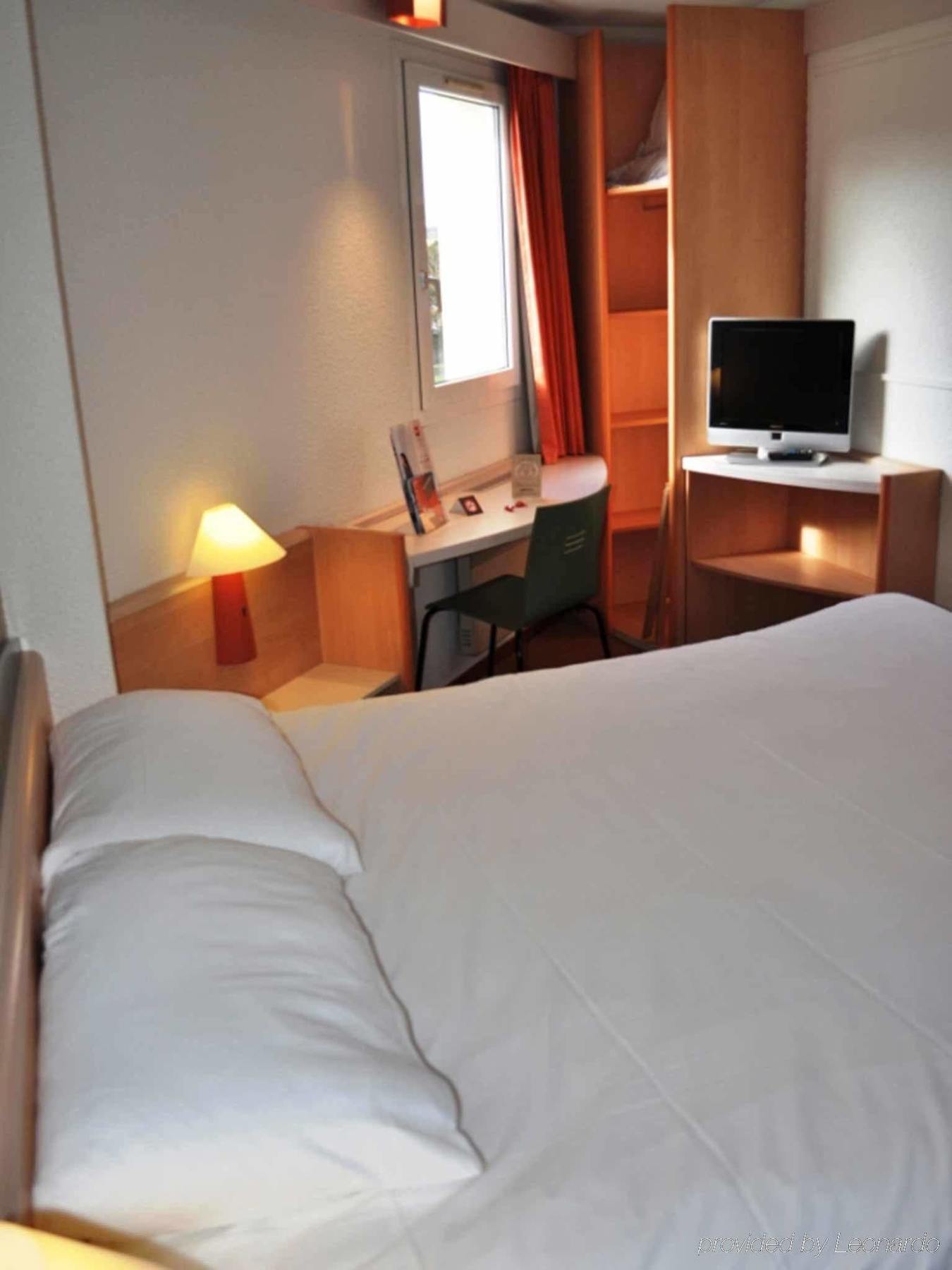 Hotel Ibis Autun Bagian luar foto