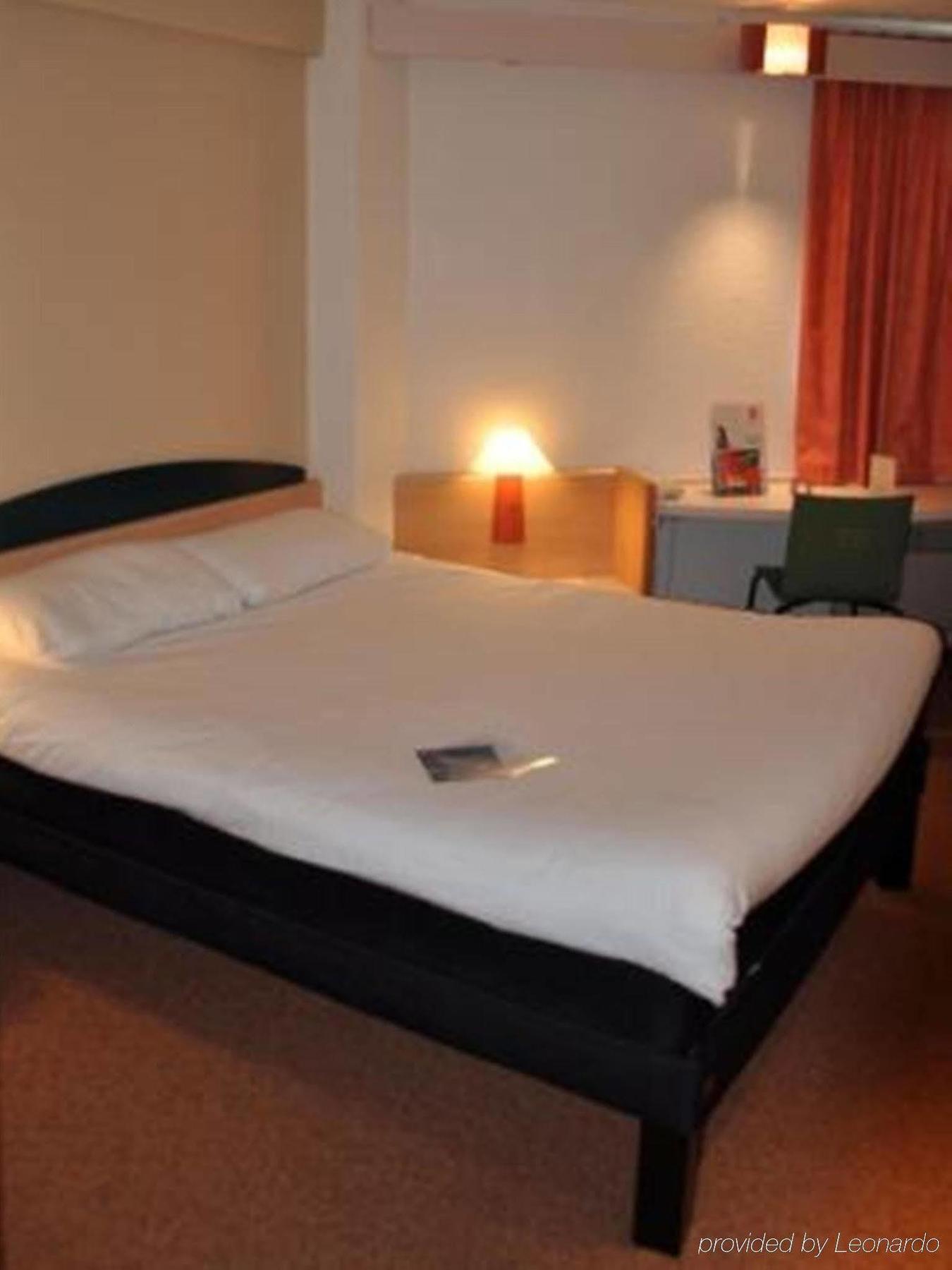 Hotel Ibis Autun Bagian luar foto